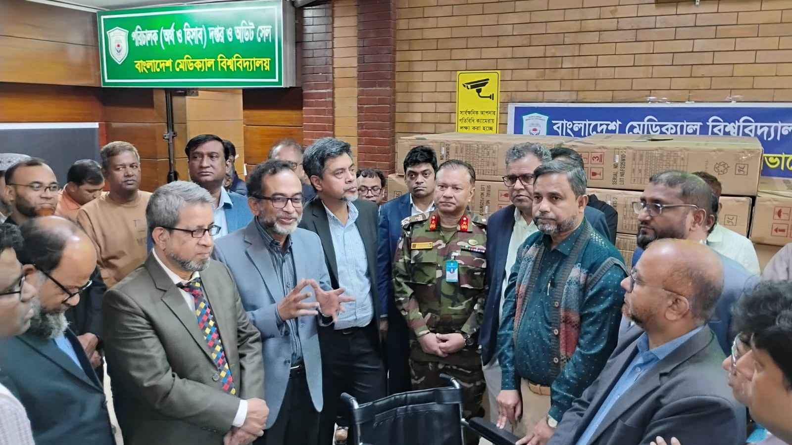 রোগীদের ২৫টি চেয়ার উপহার বিএমইউর চিকিৎসকদের