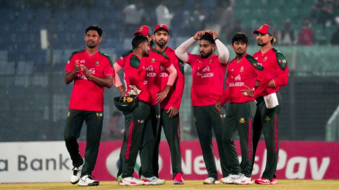 নাজমুল পদত্যাগ না করলে ক্রিকেট বয়কটের সিদ্ধান্ত ক্রিকেটারদের