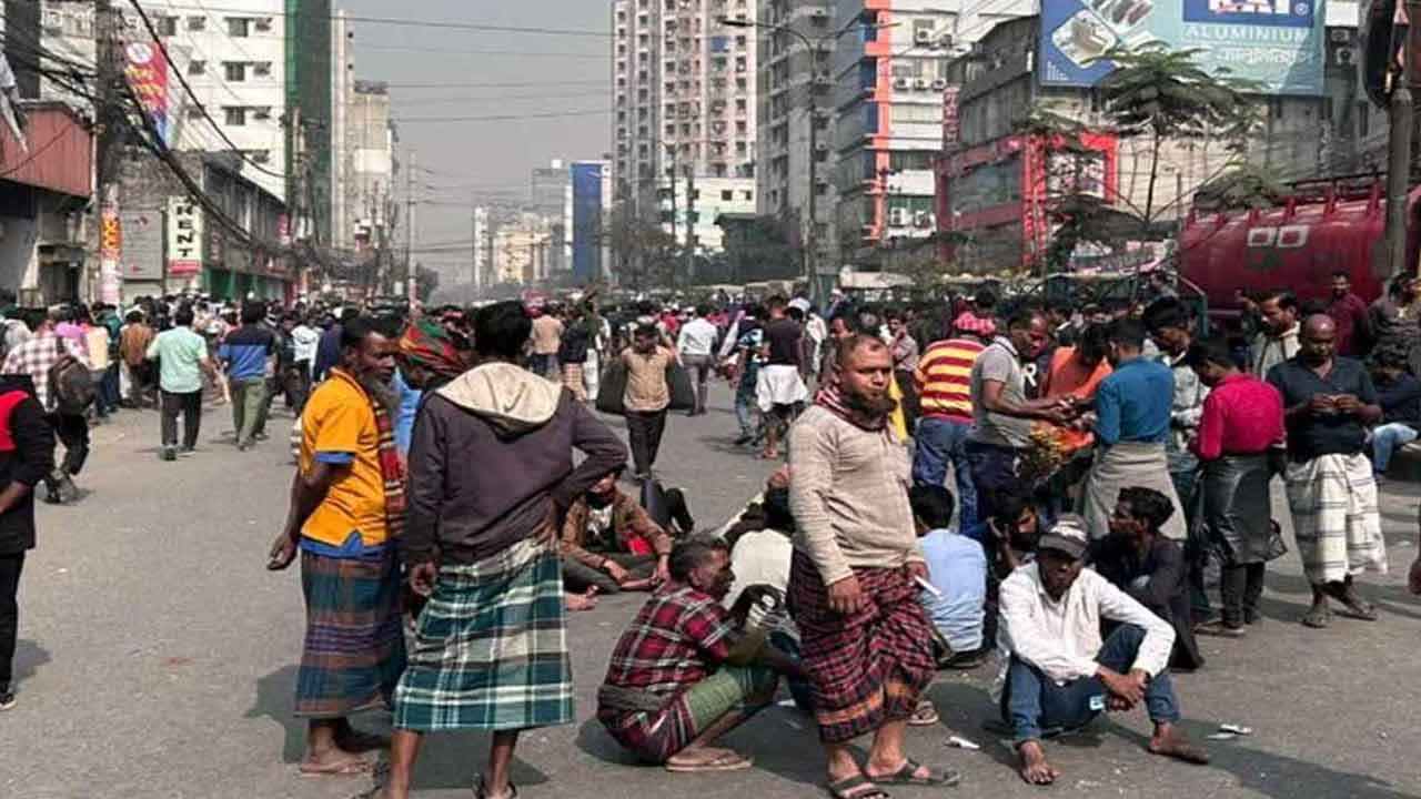 আল্টিমেটাম দিয়ে সড়ক ছেড়েছেন অটোরিকশা চালকরা, যান চলাচল শুরু