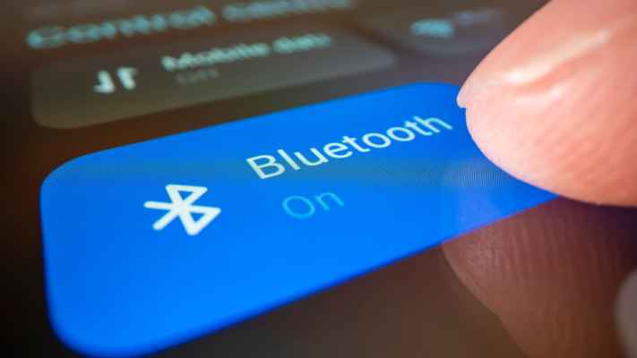 সারাক্ষণ ব্লুটুথ অন রাখছেন? জানুন নিজের অজান্তেই কী ক্ষতি করছেন
