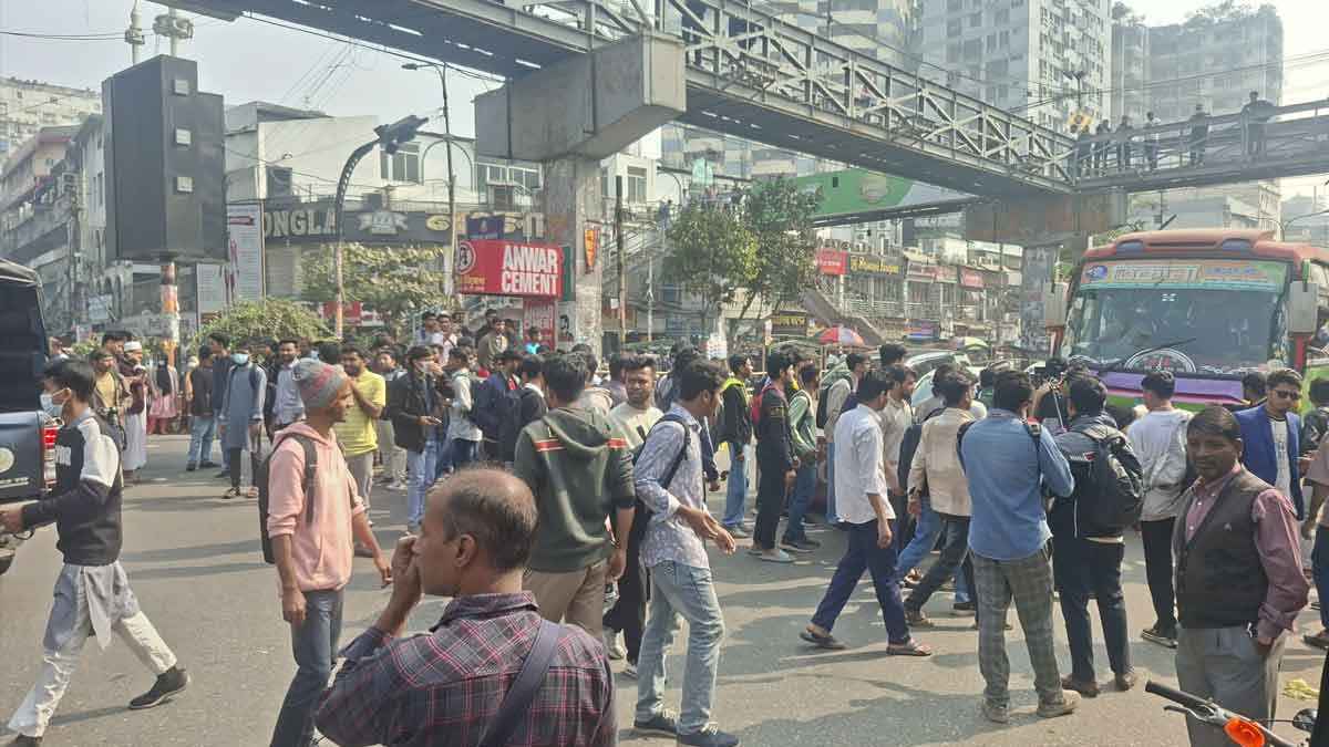 দ্বিতীয় দিনেও রাজধানীর ৩ মোড়ে শিক্ষার্থীদের অবরোধ