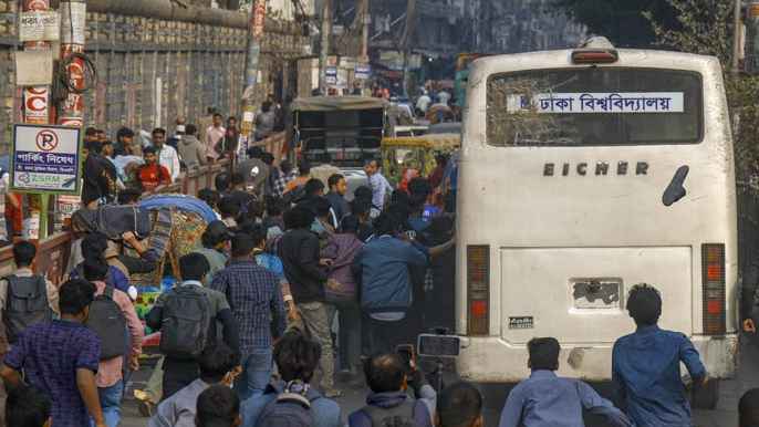 সাত কলেজের আন্দোলনে ঢাবির বাস ভাঙচুর, আহত ৭
