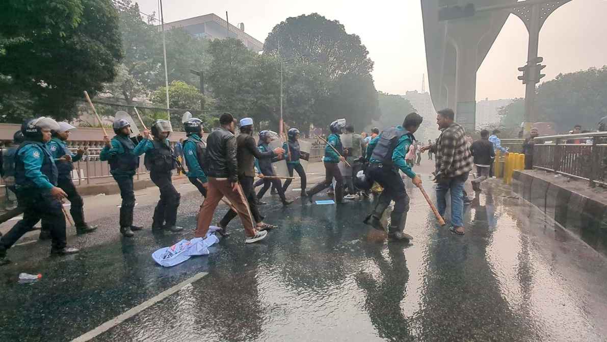 কারওয়ানবাজারে মোবাইল ব্যবসায়ীদের সঙ্গে পুলিশের পাল্টাপাল্টি ধাওয়া