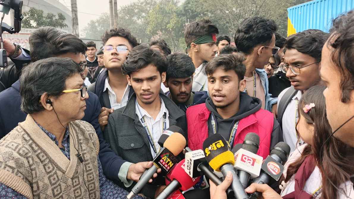 পুলিশের আশ্বাসে ৫ ঘণ্টা পর সড়ক ছাড়ল তেজগাঁও কলেজের শিক্ষার্থীরা