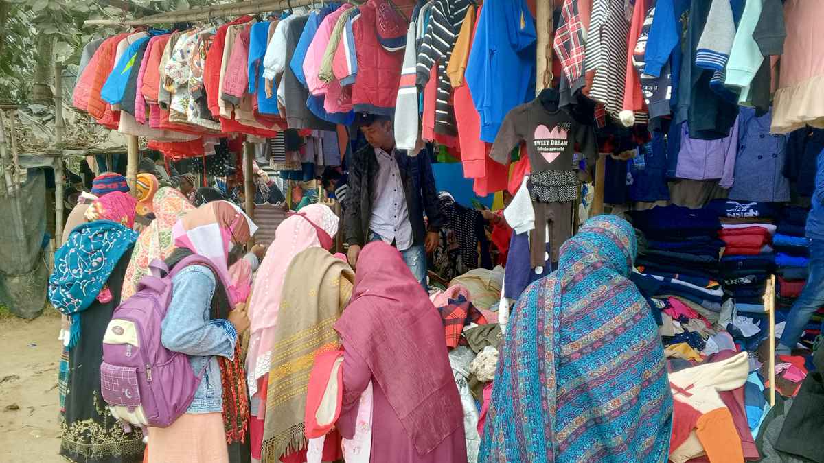 দিনাজপুরে জেঁকে বসেছে শীত, পুরাতন গরম কাপড়ের দোকানে উপচে পড়া ভিড়