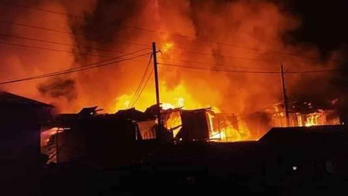 মধ্যরাতে বরিশালের ৮ ব্যবসা প্রতিষ্ঠান আগুনে পুড়ে ছাই