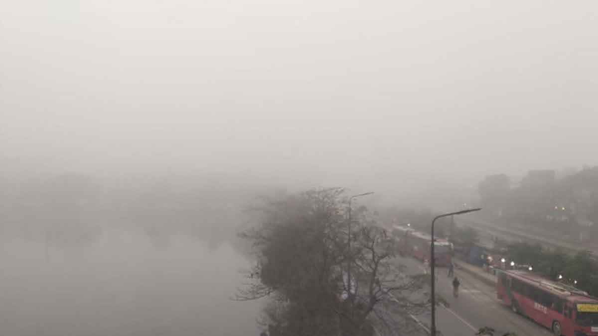 কুয়াশার চাদরে মুড়িয়ে আছে রাজধানী ঢাকা