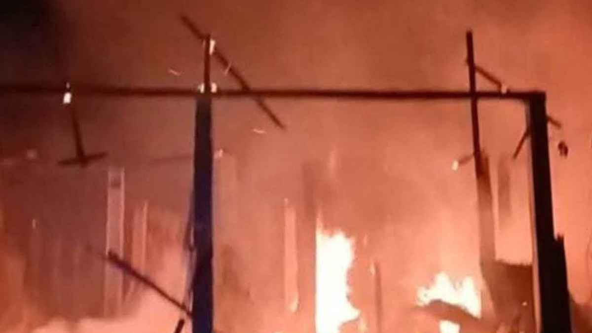 শায়েস্তাগঞ্জে আগুনে ১৫ বসত ঘর-দোকান পুড়ে ছাই