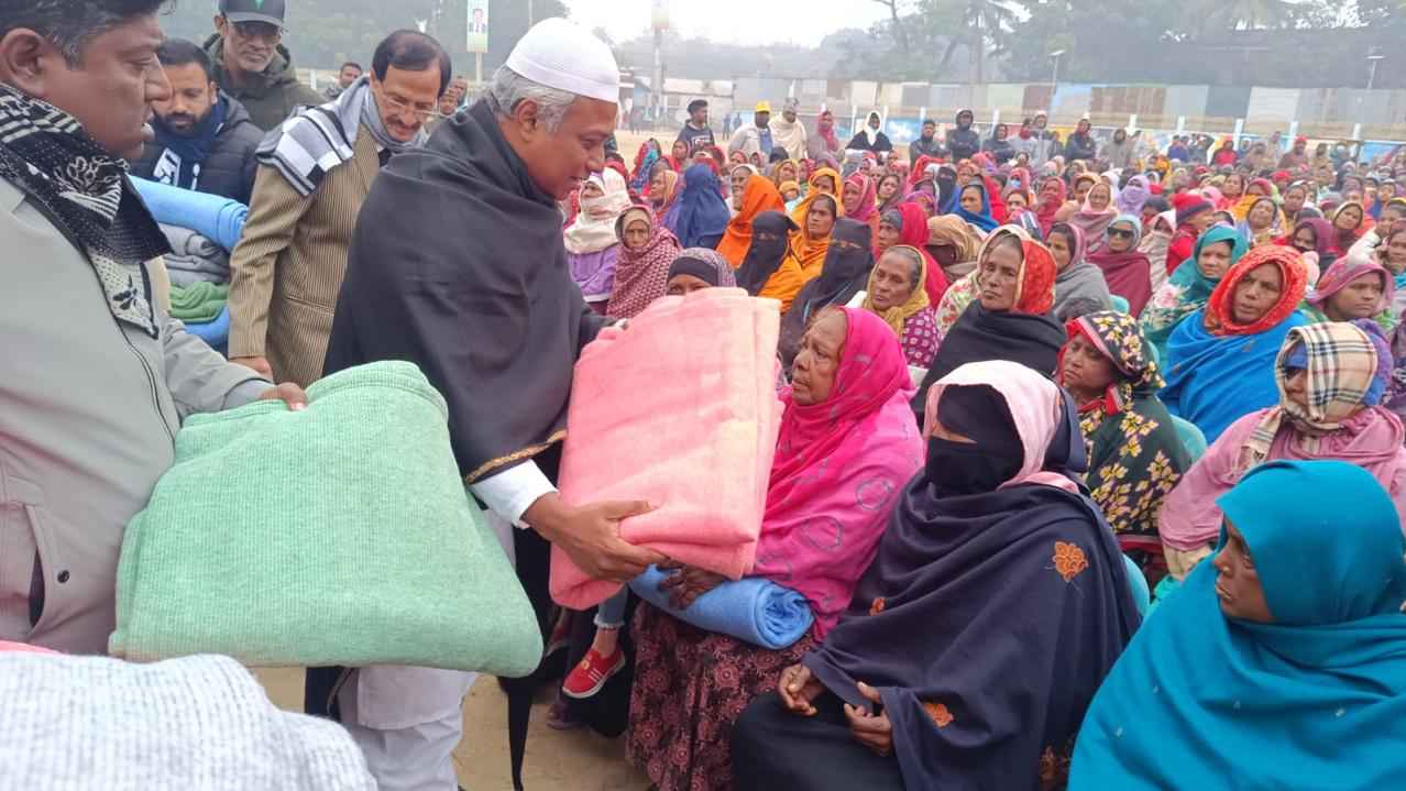 যশোরে শ্রমজীবী মানুষের মাঝে শীতবস্ত্র বিতরণ