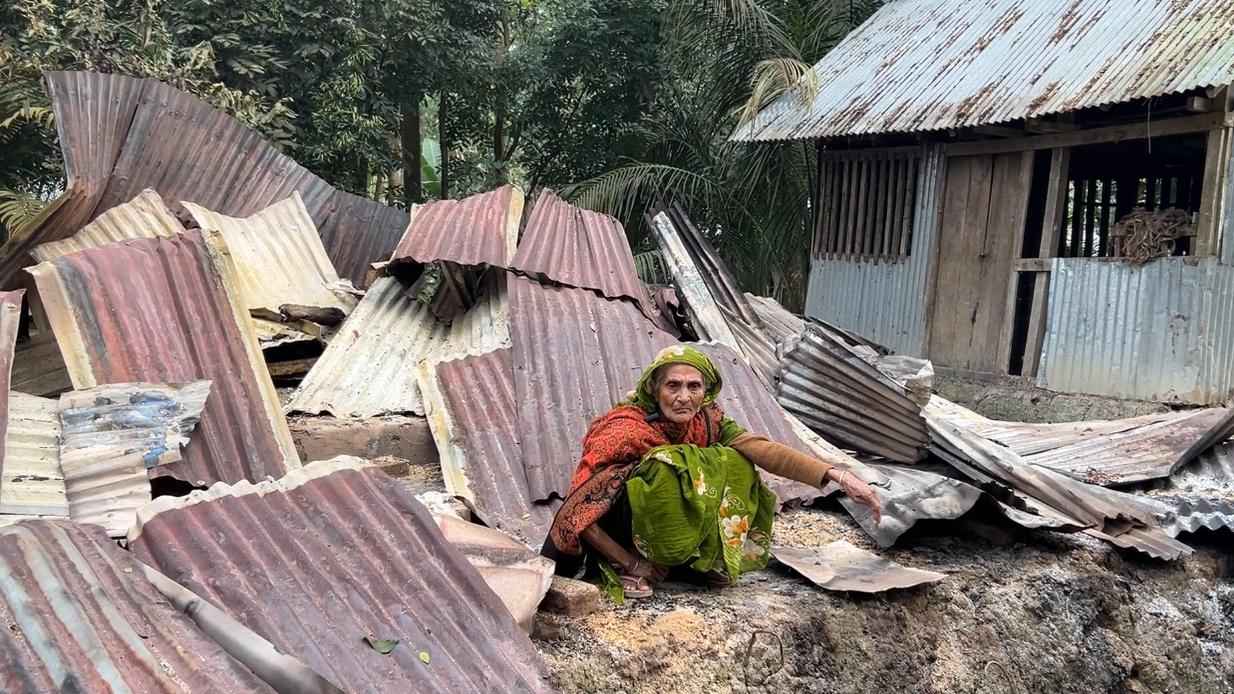 পটুয়াখালীতে জমিজমা সংক্রান্ত বিরোধে পুলিশ সদস্যের বসতঘরে অগ্নিসংযোগ