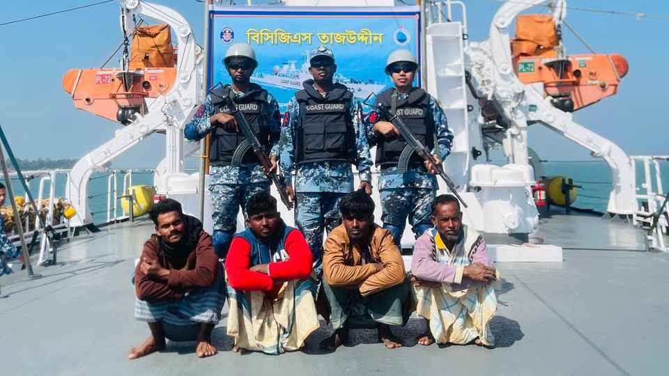১২ ঘণ্টা সাগরে ভাসছিল ৪ জেলে, ৯৯৯ এ ফোন পেয়ে উদ্ধার কোস্টগার্ডের