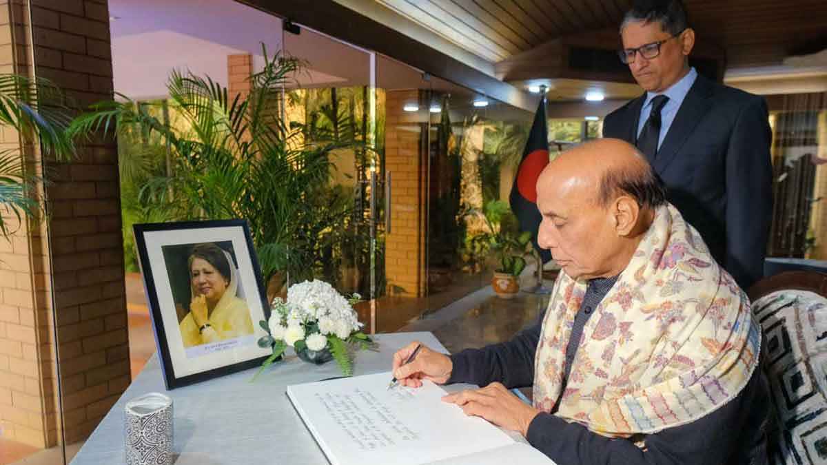 দিল্লির বাংলাদেশ হাইকমিশনে খালেদা জিয়াকে শ্রদ্ধা জানালেন রাজনাথ সিং