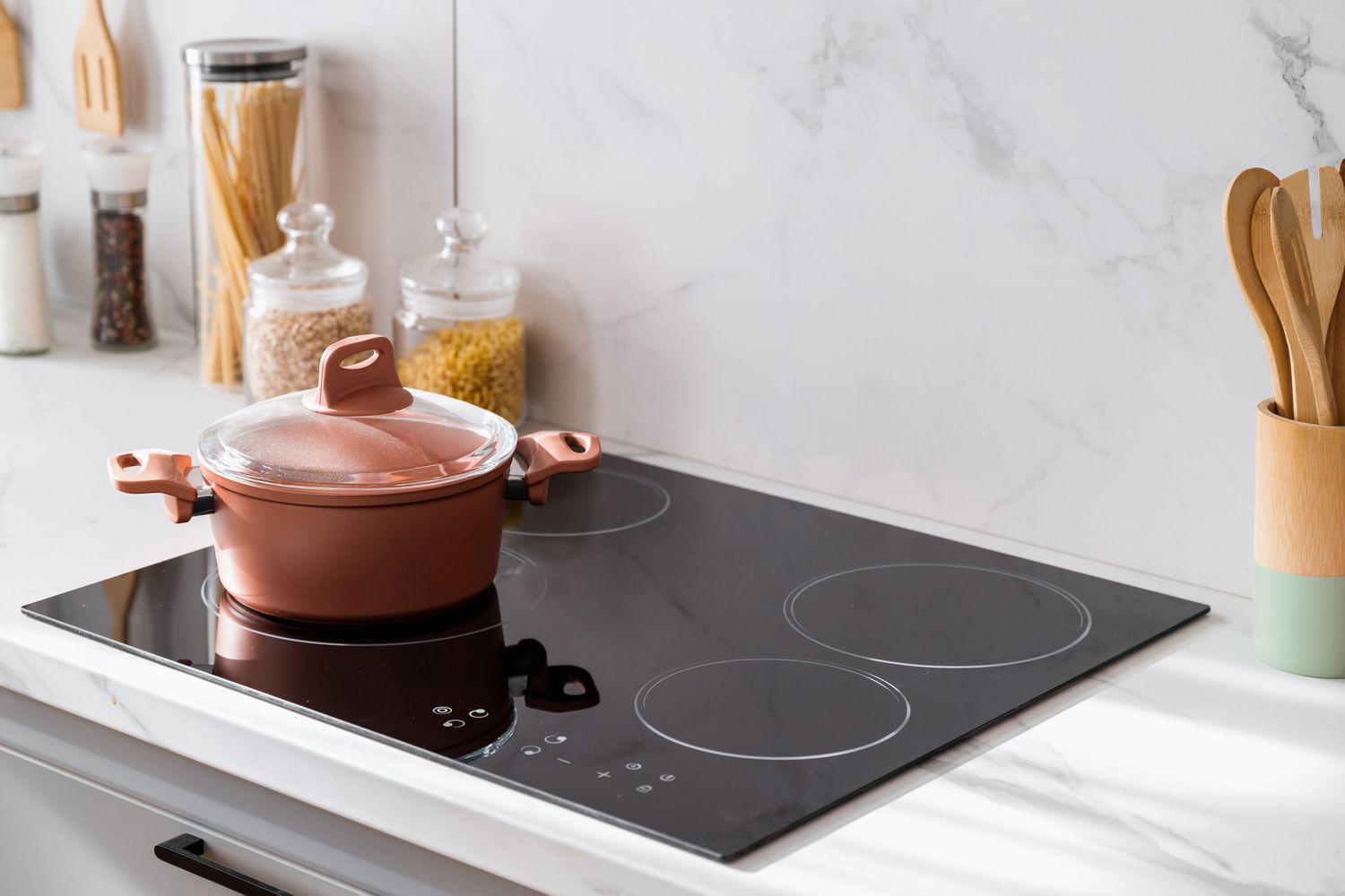 Induction-Cooktop-GettyImages-1550758299-662f98618b154c4cb2e0d2dd73ad5872