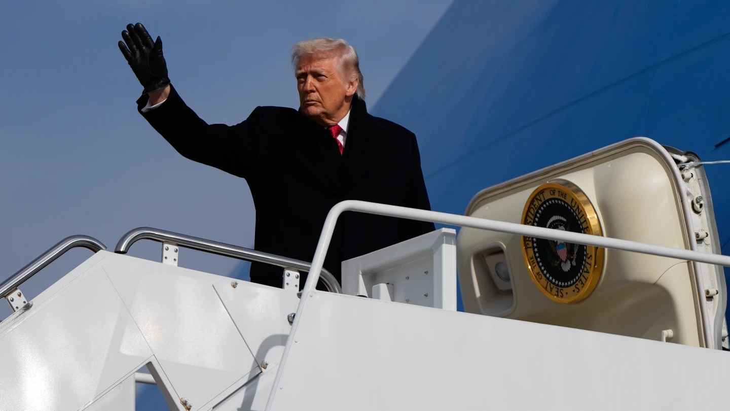 ঘন কুয়াশায় ট্রাক খাদে পড়ে একই পরিবারের ১৪ জন নিহত