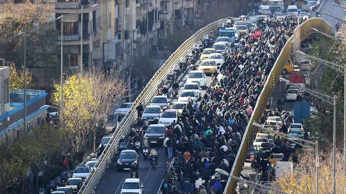 ইরানে বিক্ষোভের তৃতীয় দিন, ছড়িয়ে পড়ছে নতুন শহরে