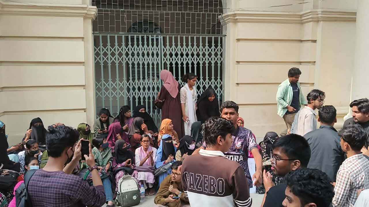 বিশেষ বৃত্তি প্রদানে বৈষম্যের অভিযোগে জবি শিক্ষার্থীদের বিক্ষোভ