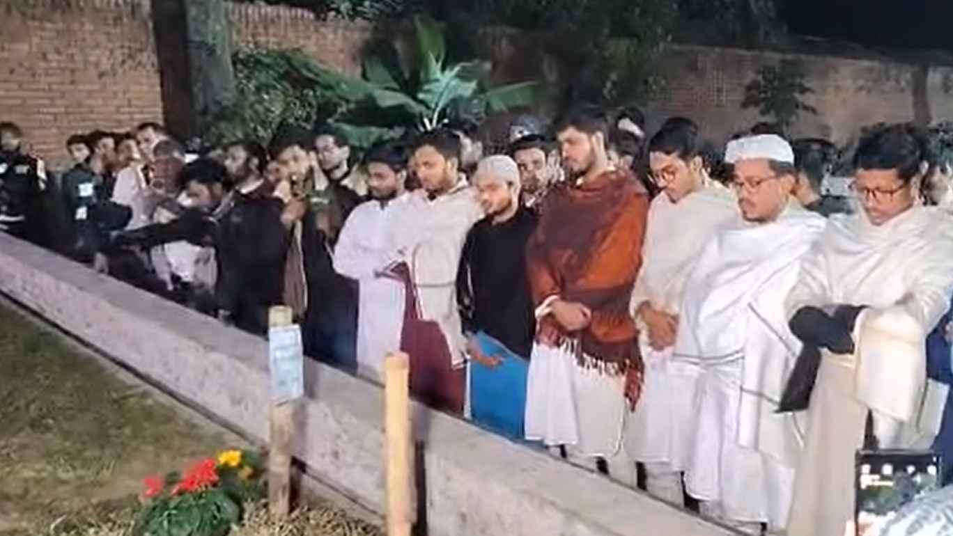 কবি নজরুল ও শহীদ হাদীর কবর জিয়ারতে জকসু নির্বাচনে বিজয়ীরা