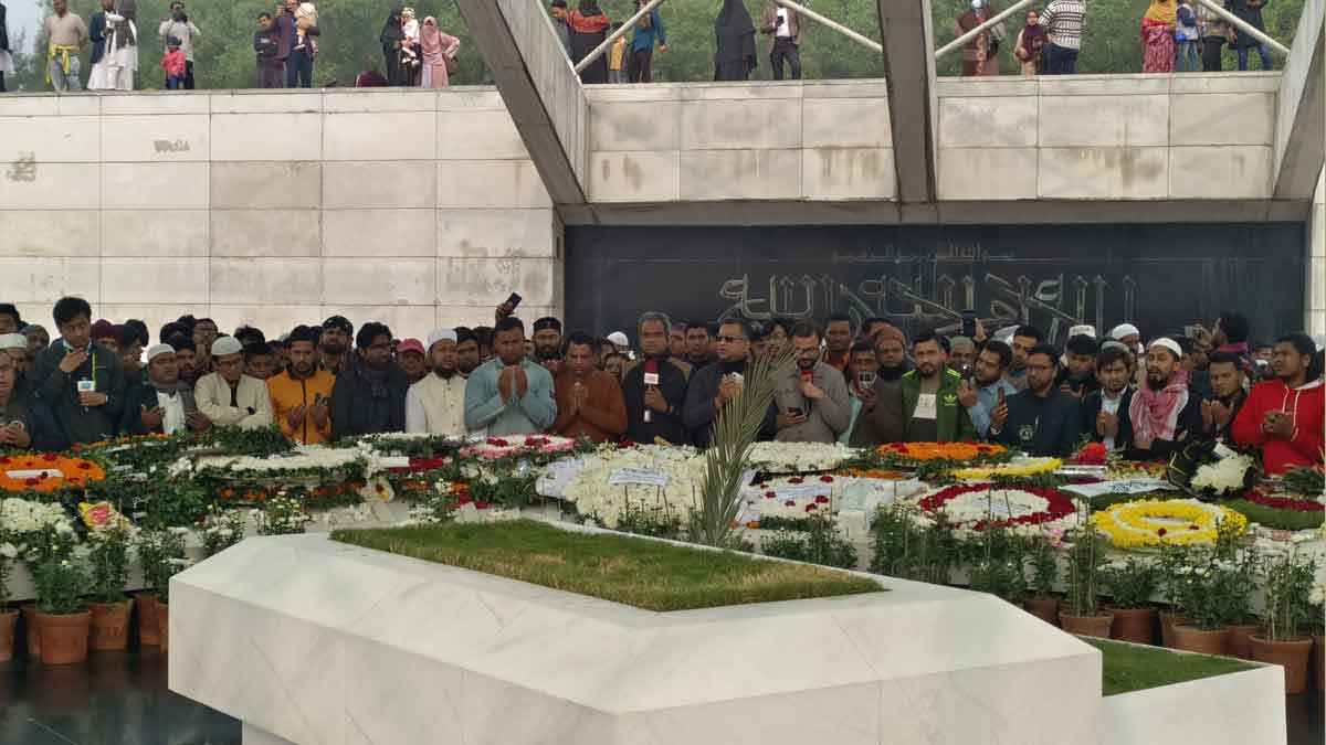 খালেদা জিয়ার শান্তি কামনায় কবরের পাশে জুমার নামাজ শেষে বিশেষ দোয়া