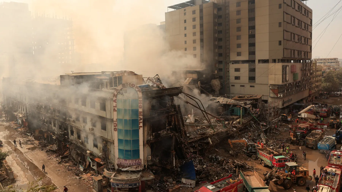 করাচিতে শপিংমলে ভয়াবহ অগ্নিকাণ্ডে নিহত ১৫, নিখোঁজ বহু