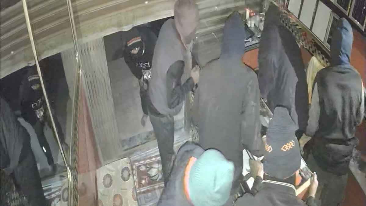 রাজধানীতে জুয়েলারি দোকানে দুর্ধর্ষ চুরি, বিপুল স্বর্ণ ও রুপা লুট