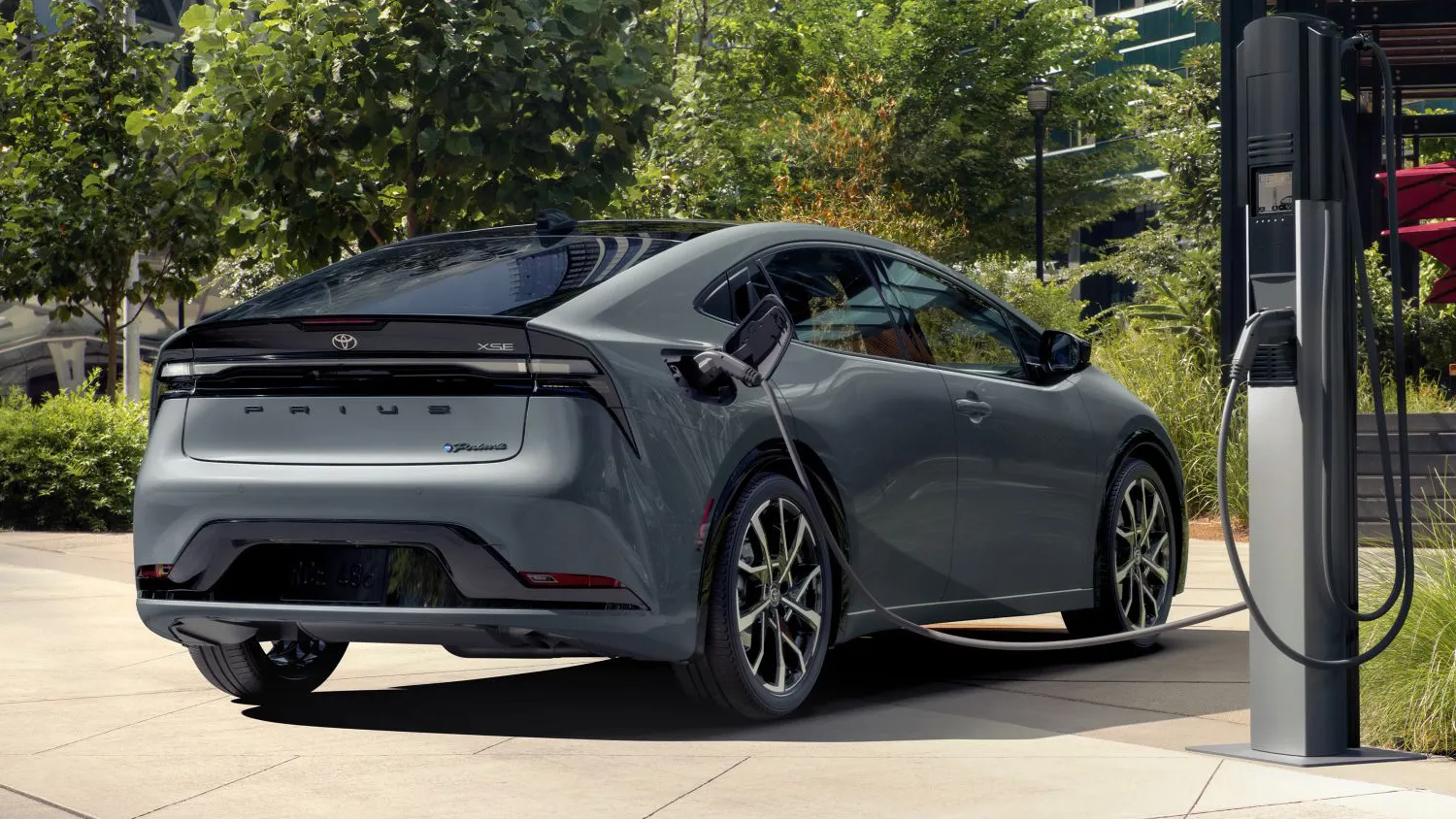 প্লাগ-ইন হাইব্রিড গাড়ি কী? সাধারণ হাইব্রিডের চেয়ে এটি কেন আলাদা