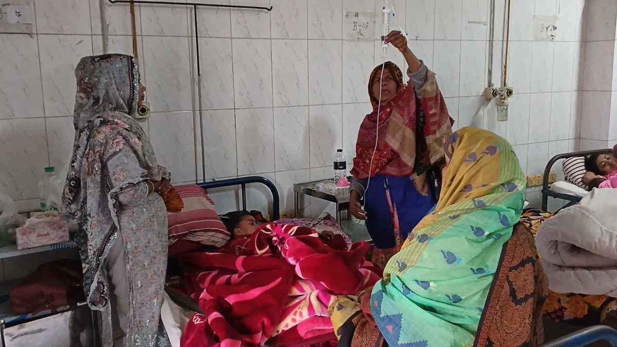 মাদারীপুরে বেড়েছে ঠান্ডাজনিত রোগের প্রকোপ, হাসপাতালে উপচে পড়া ভিড়