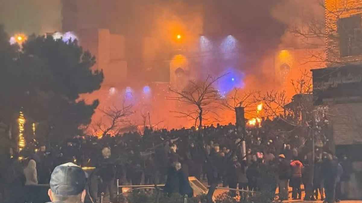 ইরানে মসজিদে আগুন, বিপ্লব-পূর্ববর্তী পতাকা ওড়াল বিক্ষোভকারীরা