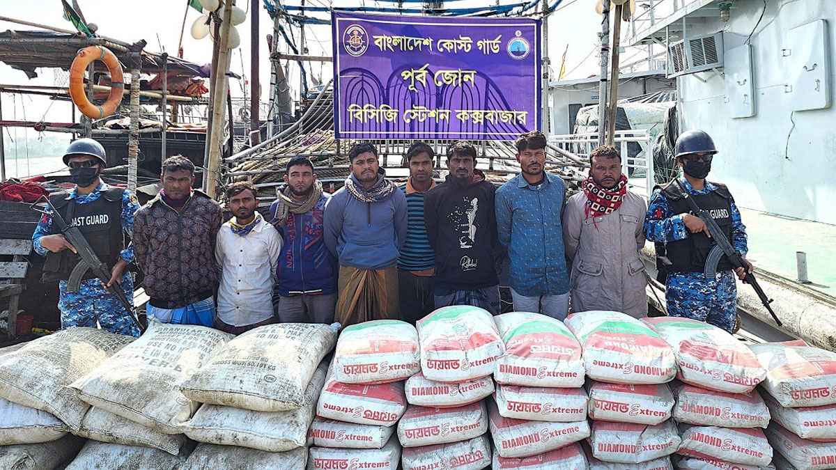 সেন্টমার্টিনে সিমেন্ট ও ইউরিয়া সারসহ ১৬ পাচারকারী আটক
