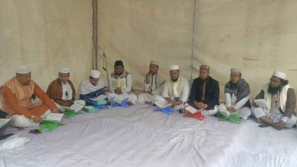 খালেদা জিয়ার শান্তি কামনায় মাজারের পাশে চলছে কোরআন তেলাওয়াত