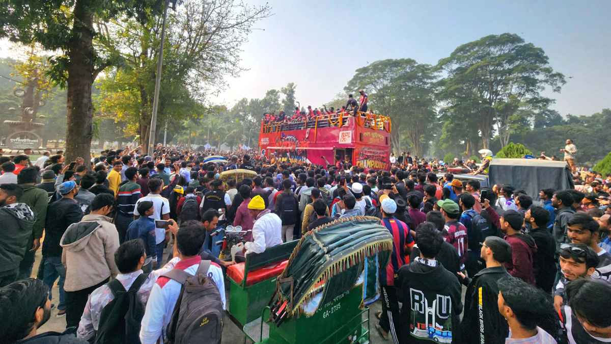রাজশাহীতে ছাদখোলা বাসে বিপিএলের ট্রফি নিয়ে শান্ত–মুশফিকরা