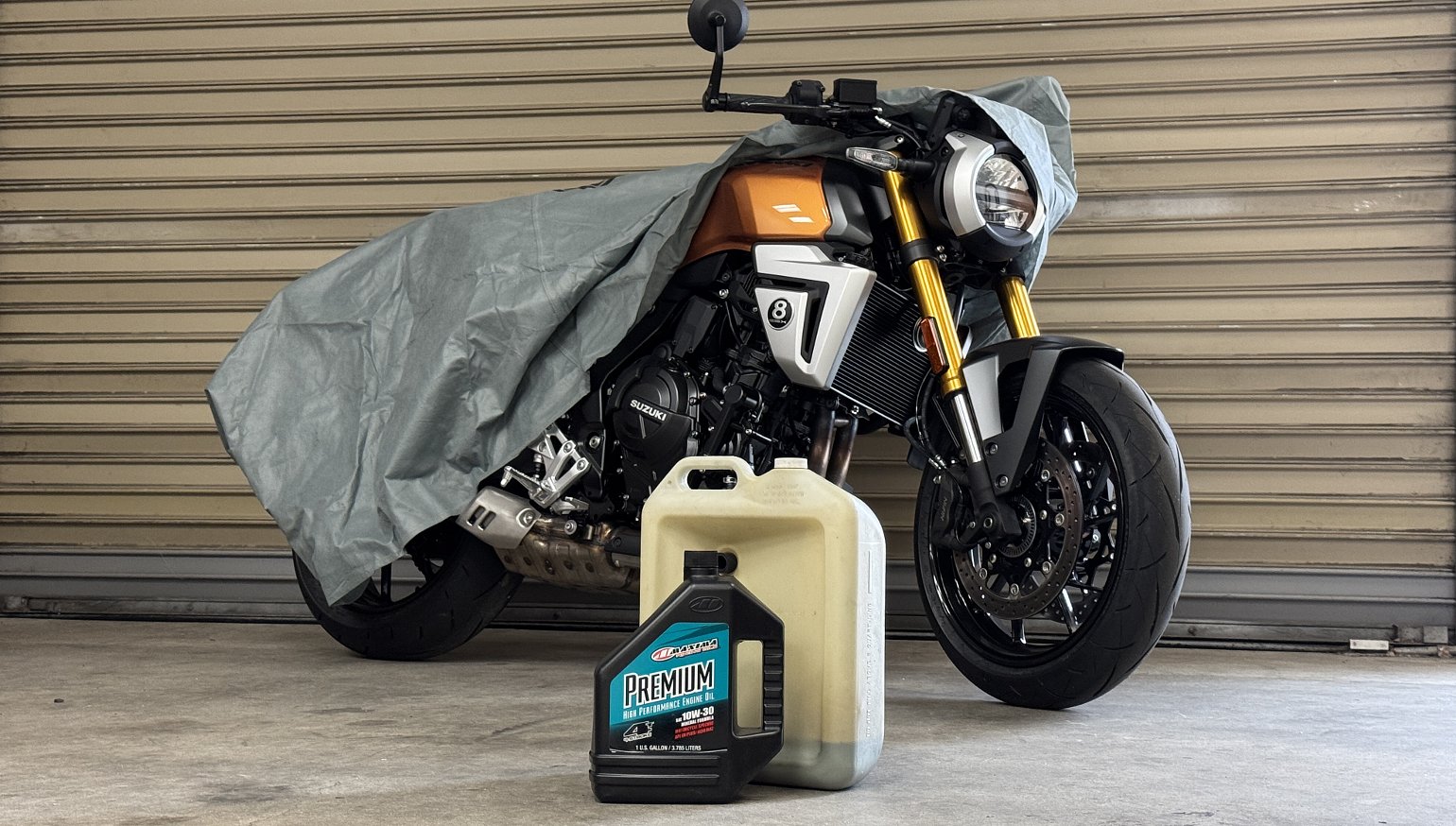Suzuki_GSX-8T_winter_storage_oil_change