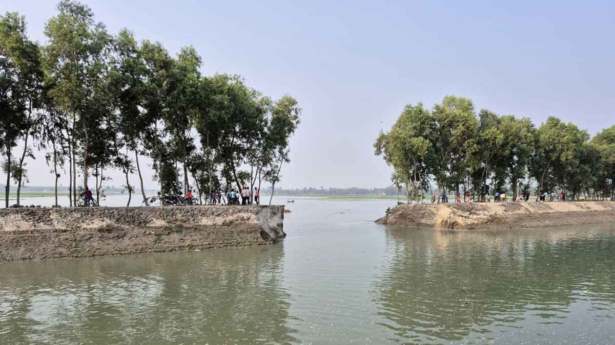 নীলফামারীতে বাঁধ ভেঙে শতাধিক একর জমি পানির নিচে