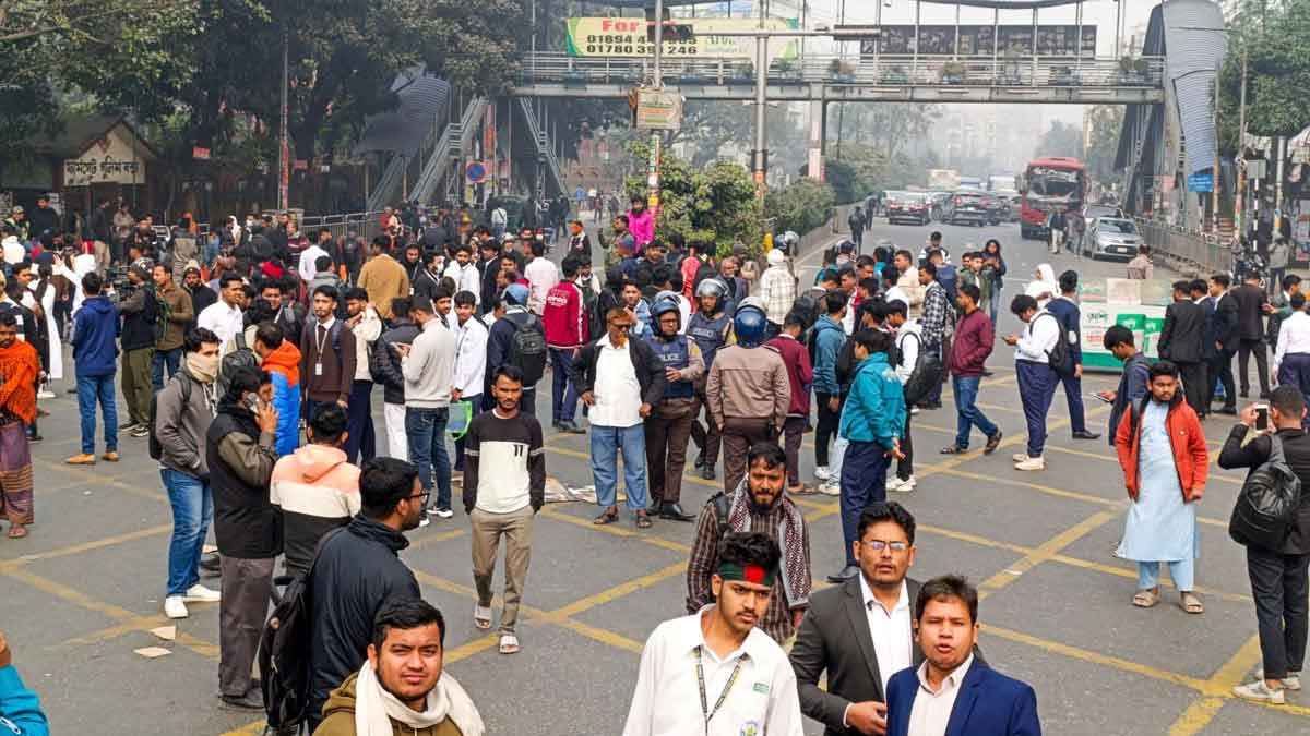 তেজগাঁও কলেজের শিক্ষার্থীদের সড়ক অবরোধ