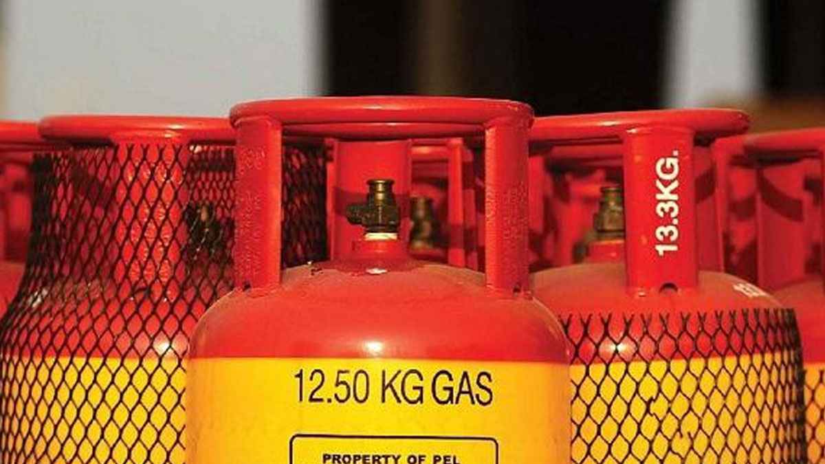 বরিশালেও মিলছে না এলপি গ্যাস; সিলিন্ডার প্রতি দাম বেড়েছে ৩০০ টাকা