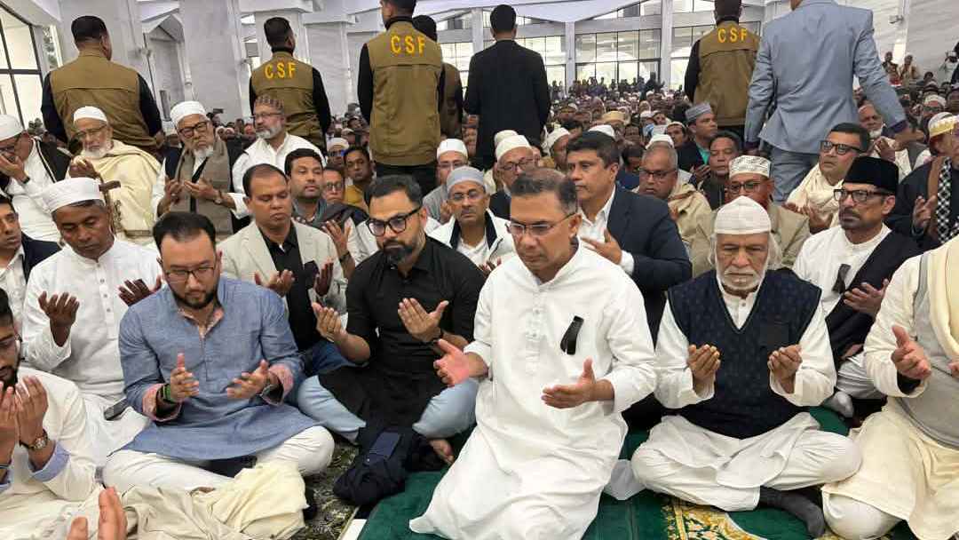 গুলশানে মায়ের দোয়ায় তারেক রহমান, কাঁদলেন নেতাকর্মীরাও