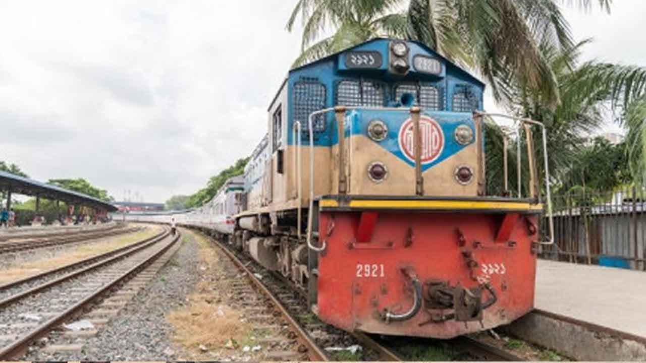 ভৈরবে বগি লাইনচ্যুত, ঢাকা-সিলেট-চট্টগ্রাম রুটে ট্রেন চলাচল বন্ধ