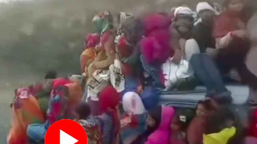 ১৬ আসনের গাড়িতে ৬০ জন! 