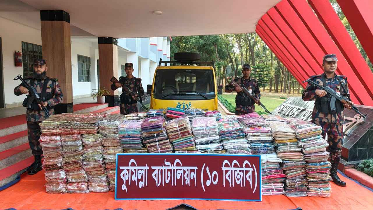 কুমিল্লা সীমান্তে ভারতীয় পণ্যসহ পিকআপ জব্দ