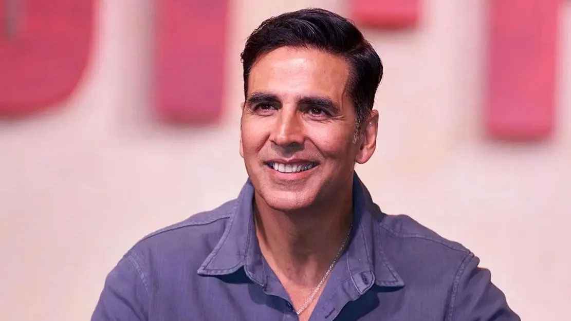 অক্ষয়ের পা ধরে ভক্তের কান্না, যা করলেন অভিনেতা 