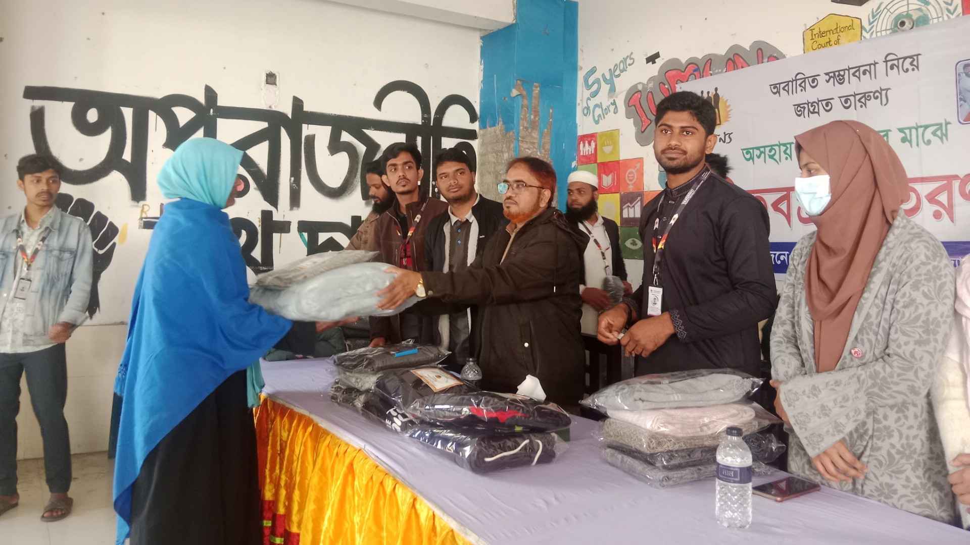 দেড় শতাধিক অসহায়দের মাঝে উষ্ণতা ছড়িয়েছে ইবির তারুণ্য