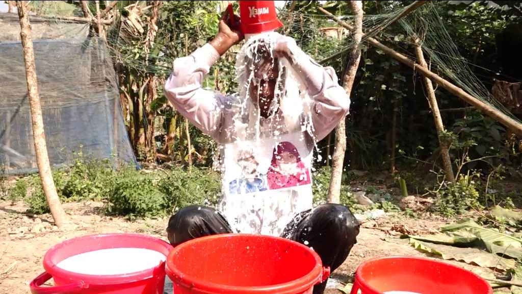 ১ মণ দুধ দিয়ে গোসল করলেন ইজিবাইক চালক, কানে ধরে- আর করবেন না বিয়ে