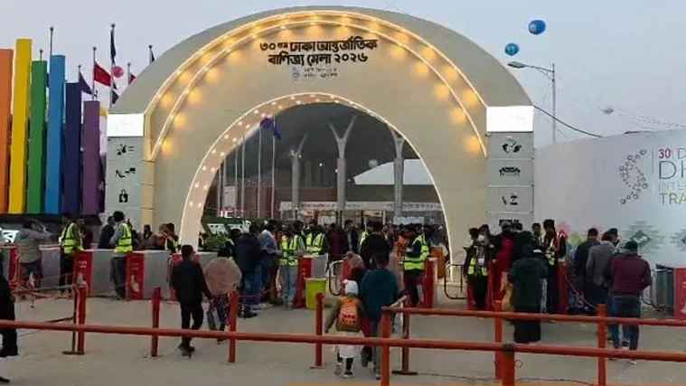 ছুটির দিনে ঢাকা বাণিজ্য মেলায় দর্শনার্থীদের ঢল