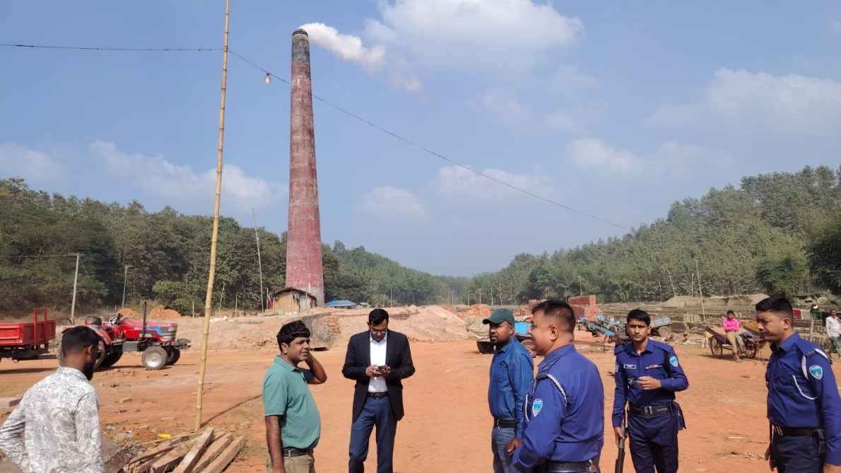 বান্দরবানে ২ অবৈধ ইটভাটায় অভিযান, ৫ লাখ টাকা জরিমানা