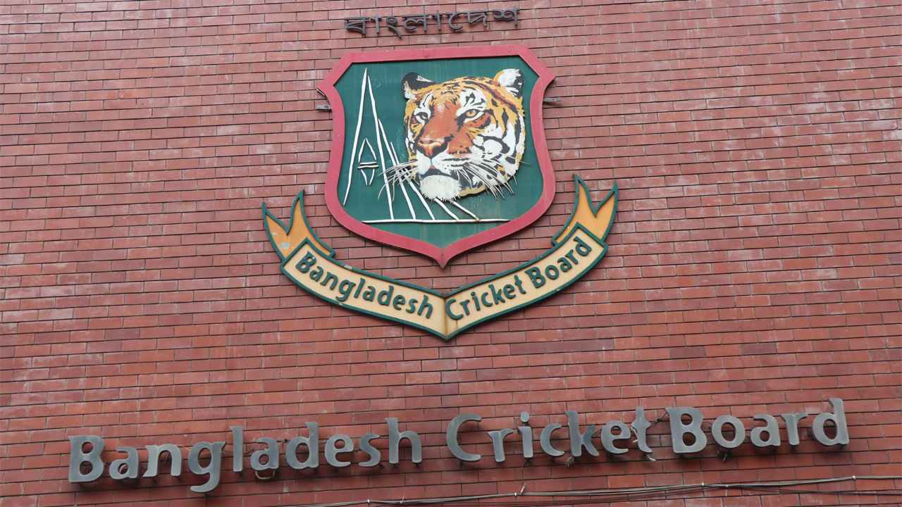 নাজমুলকে শোকজ বিসিবির, ক্রিকেটারদের দিলো যে বার্তা