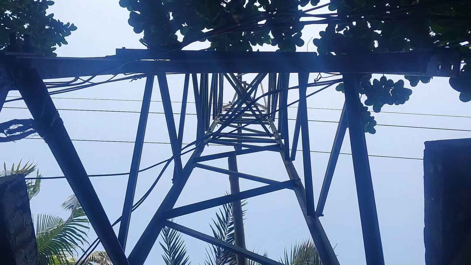 মাদারীপুরে ৩৩ কেভির খুঁটির যন্ত্রাংশ চুরি, বিদ্যুৎহীন হতে পারে শহর