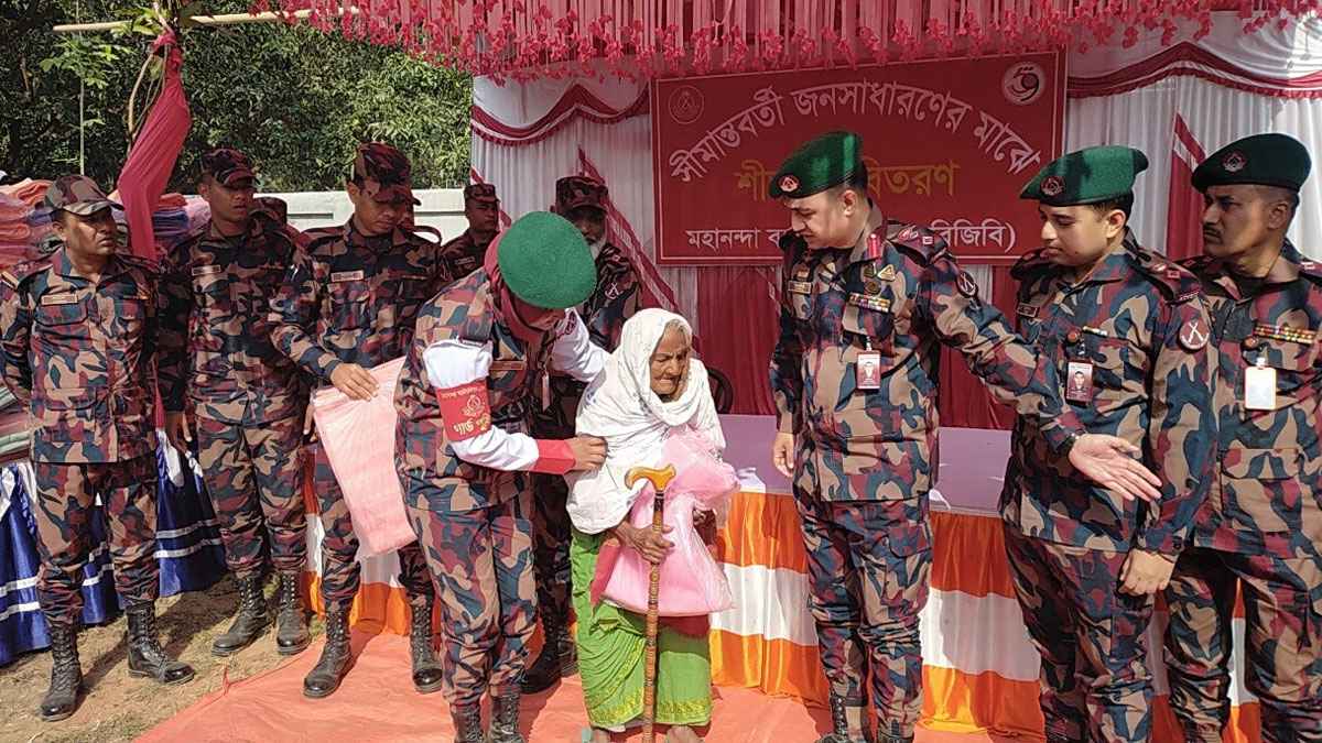 চাঁপাইনবাবগঞ্জের প্রত্যন্ত সীমান্তে দুস্থদের মাঝে বিজিবির কম্বল বিতরণ