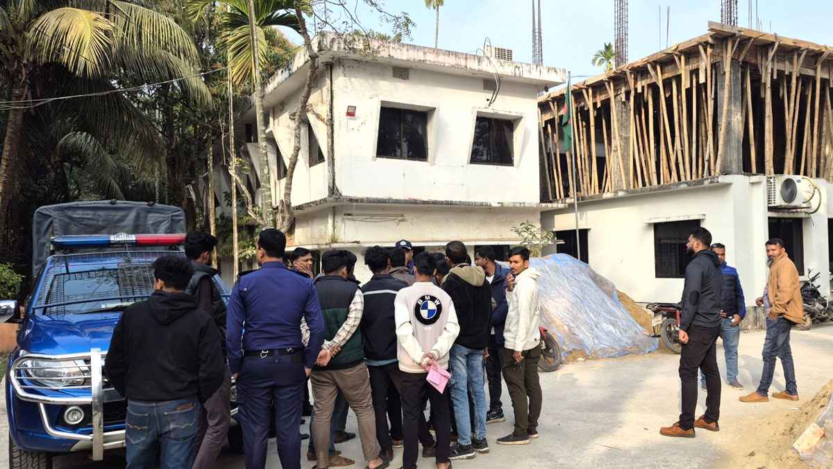 নোয়াখালীতে ৫ কোটির মালামাল ১৯ লাখে বিক্রি, প্রকৌশলীকে ঘিরে উত্তেজনা