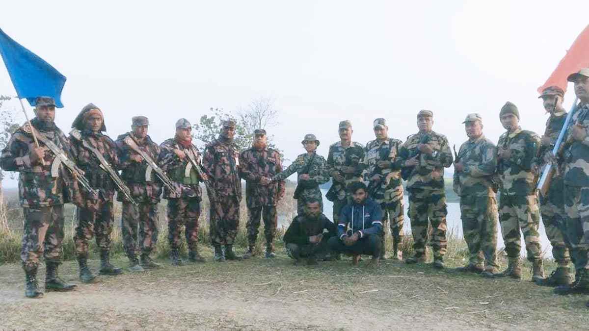 চাঁপাইনবাবগঞ্জ সীমান্তে আটক ২ ভারতীয়কে ফেরত দিল বিজিবি