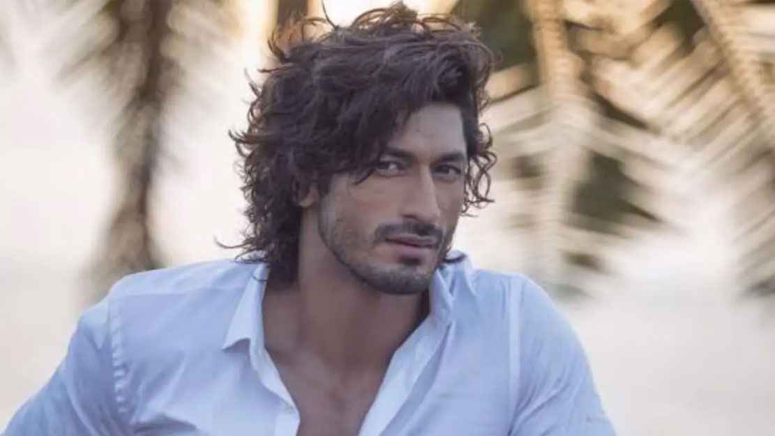 নগ্ন অবস্থায় গাছে চড়লেন বলিউড অভিনেতা, ভিডিও ভাইরাল 