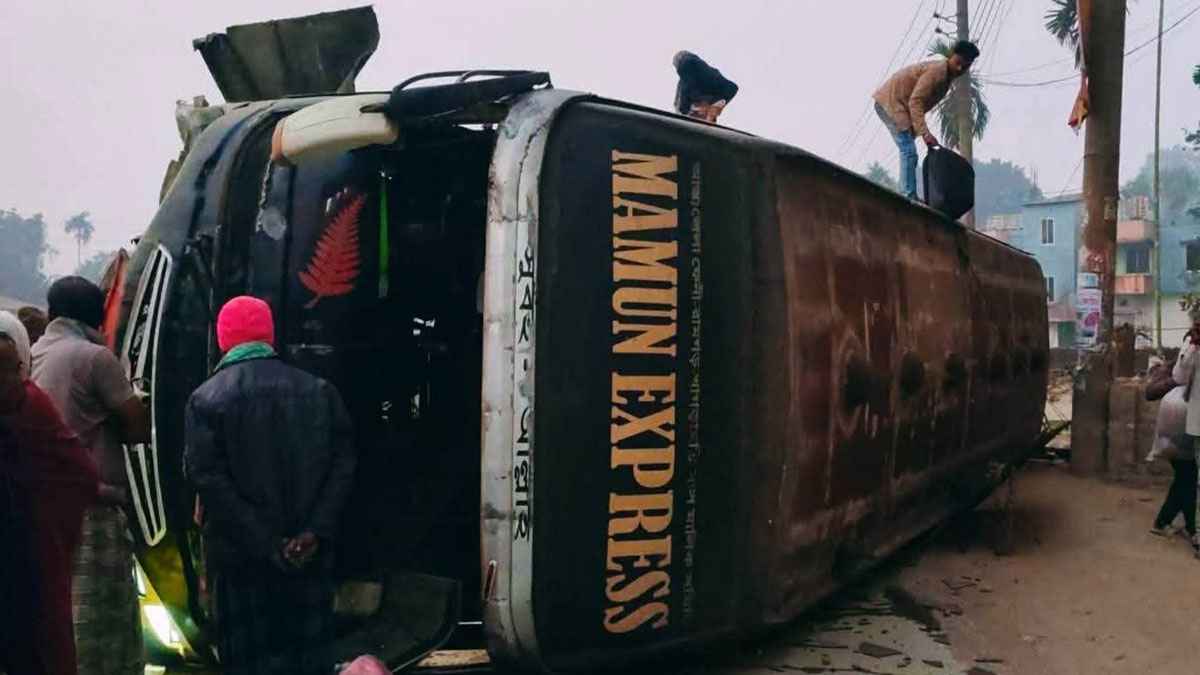 গাইবান্ধায় যাত্রীবাহী বাস উল্টে আহত ১৫